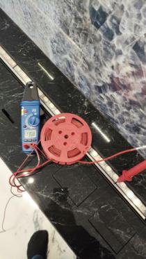 ПОВРЕЖДЕНА ИЗОЛЯЦИЯ ЭЛЕКТРОКАМИНА, НА ТОКОПРОВОДЯЩИХ ЧАСТЯХ НАПРЯЖЕНИЕ ПРИКОСНОВЕНИЯ БОЛЕЕ 50В